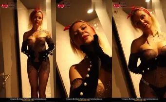 Kız üvey kardeş, çıplak olarak geliyor ve onu arkadan alıyor